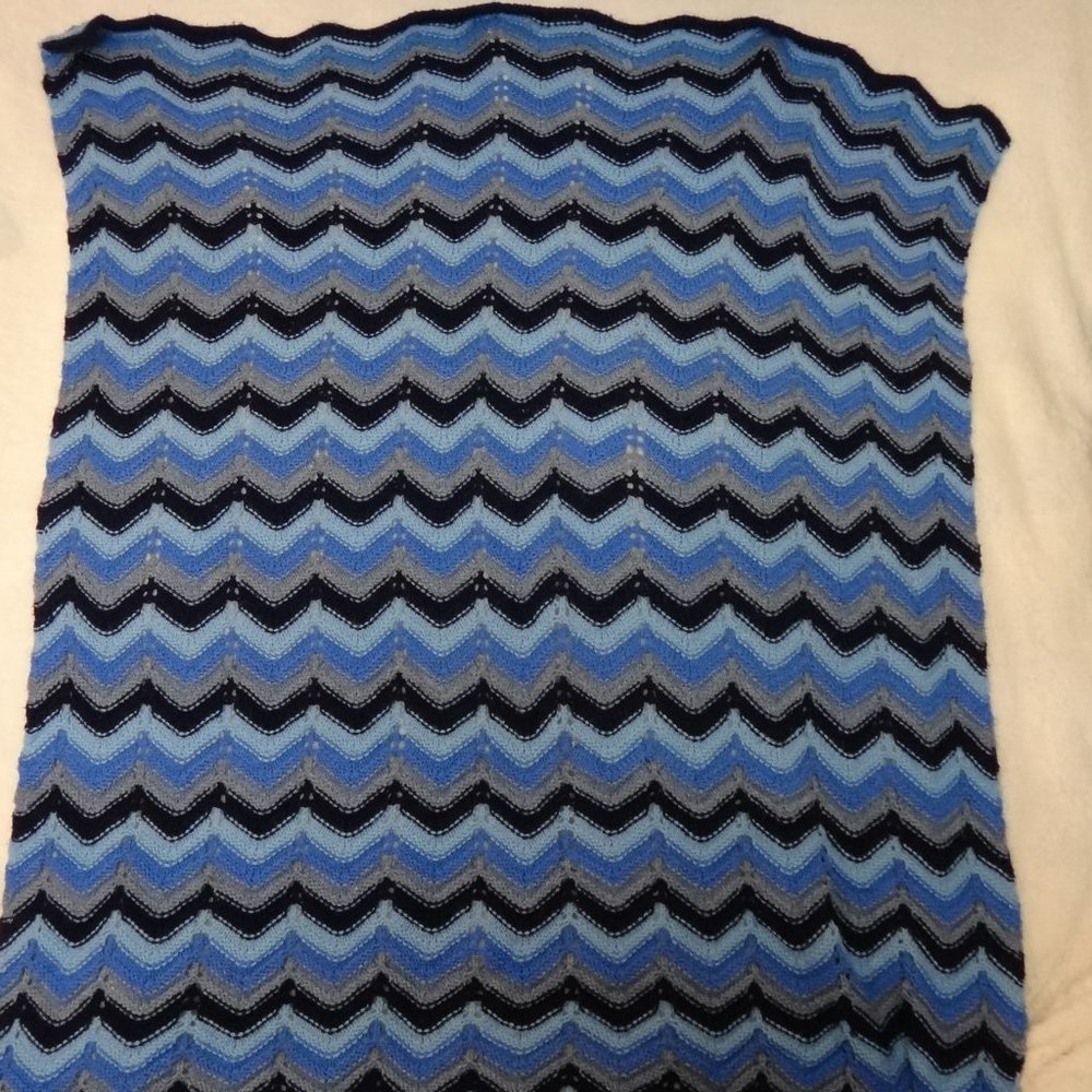 KNITTED VINTAGE BLANKET / THROW XL 48x52 INCHES